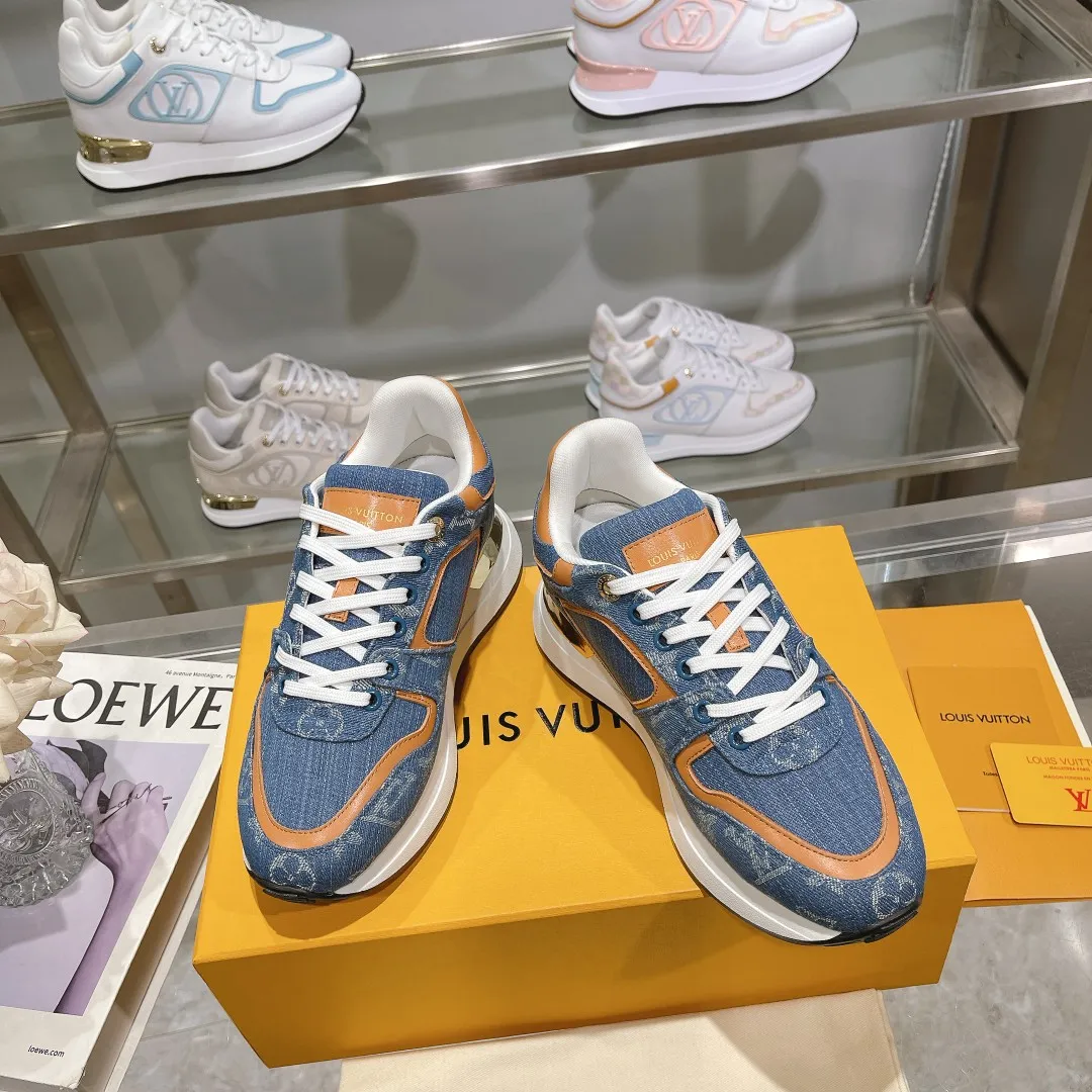 👟👟Ex-factory price 640👟👟 Men's size +10 Louis Vuitton's official website synchronizes the 2024 couple's models, this Neo Run Away sneakers are inspired by running shoes, integrating LV's iconic must-have shoes into the trend. This version is a 1:1 replica of the original version, reinterpreting Damier canvas with cow leather and mesh fabrics, highlighting its simple lines and unique wedge outsole. The main details include the LV initials on the side and the engraved gold heel stabilizer on the back plus a hidden insole. 2cm. Sizes 35-42, 39-46. Full package. High version. New and old customers are welcome to inquire.